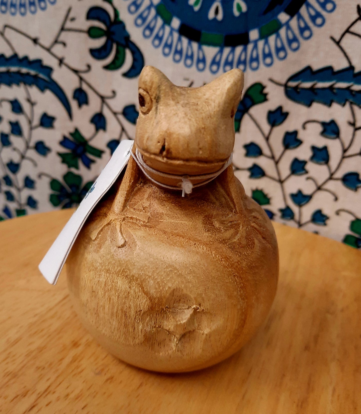 Frog sculpture wood carving parasite wood fairtrade