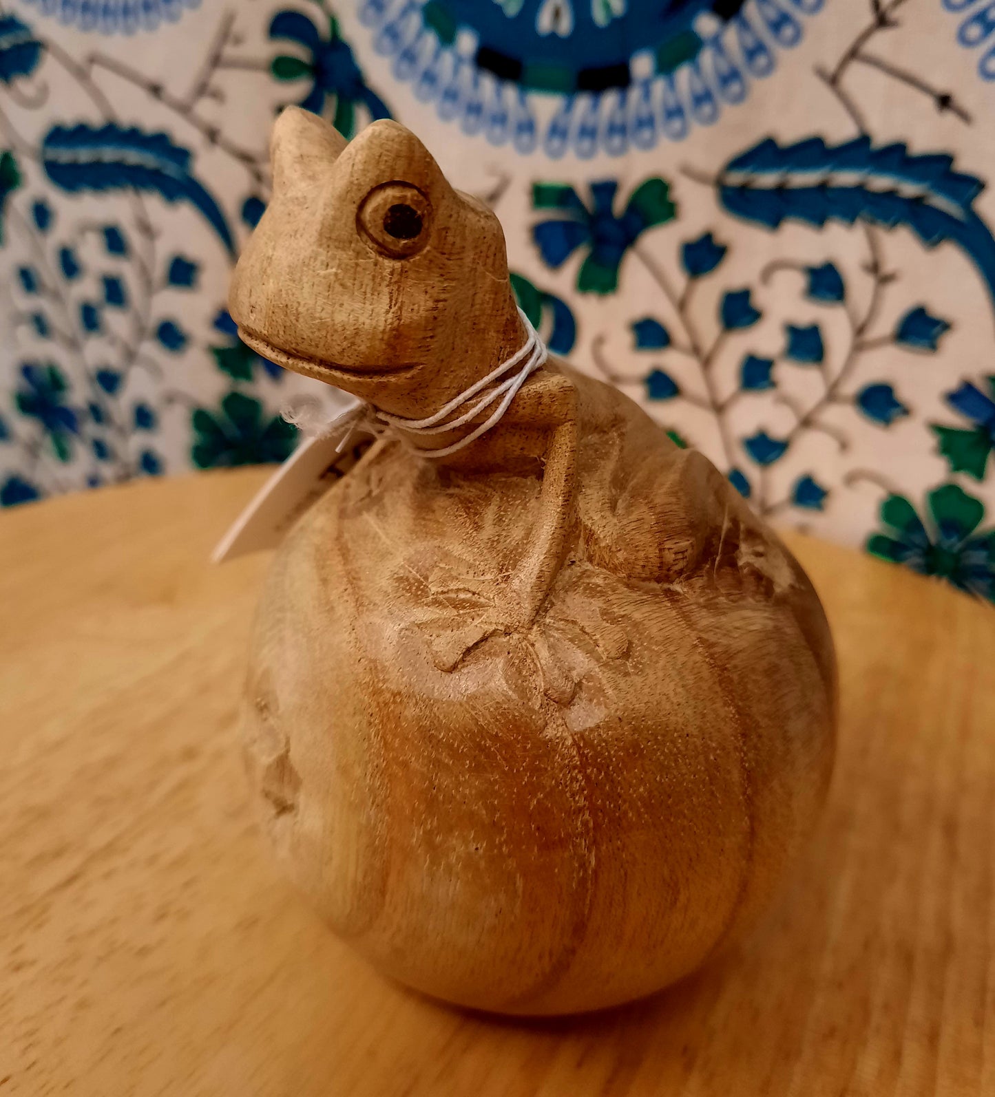 Frog sculpture wood carving parasite wood fairtrade