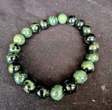 Load image into Gallery viewer, Kambaba jasper 8mm beaded crystal bracelet