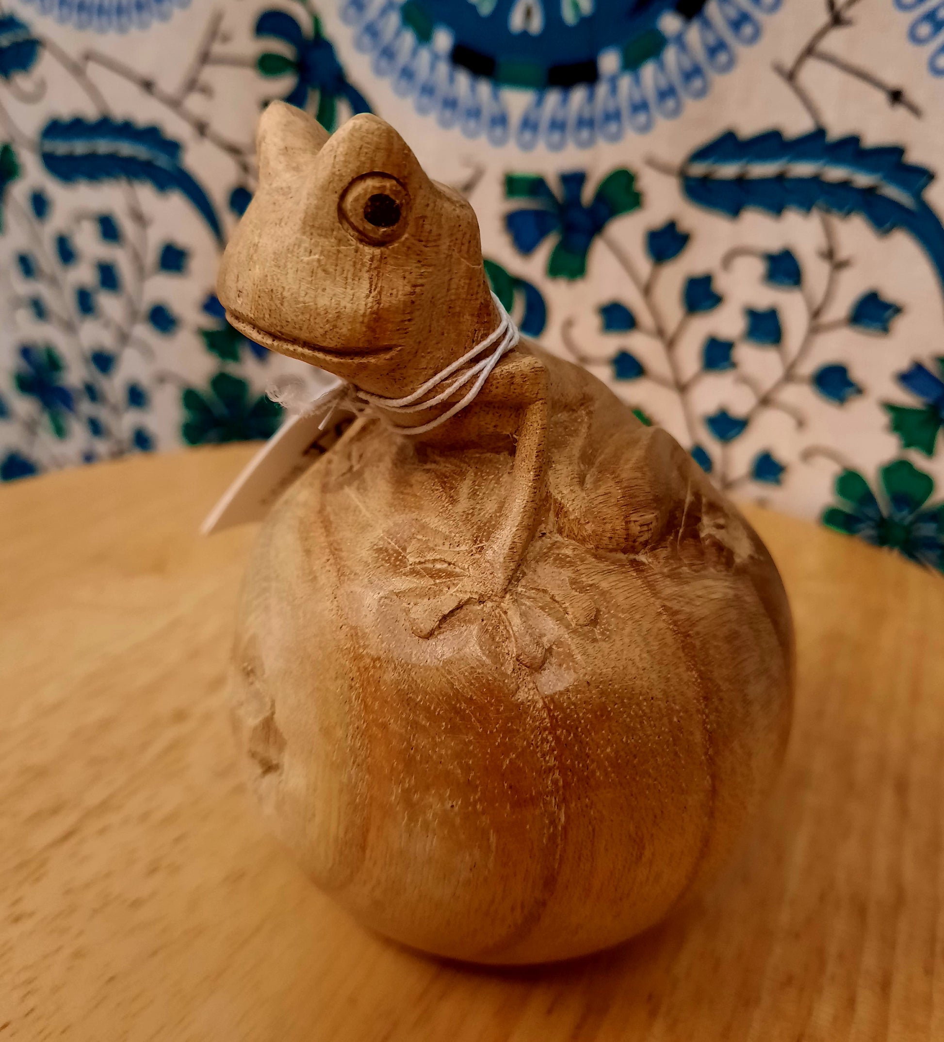 Frog sculpture wood carving parasite wood fairtrade 