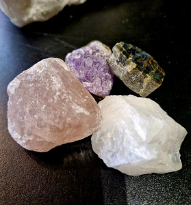 Raw crystal value pack.         Rose quartz, Amethyst, Clear quartz , Labradorite.