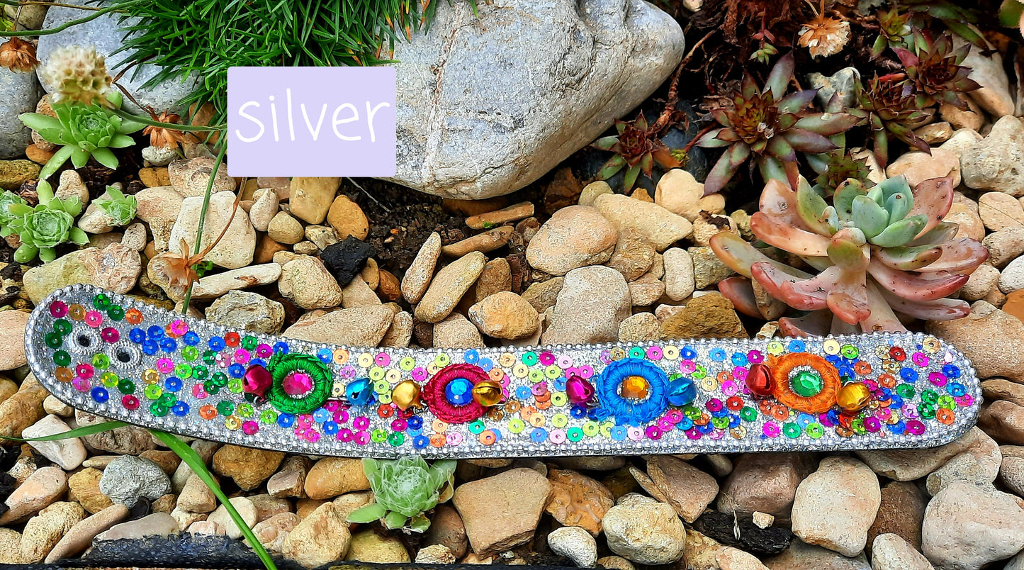 Glitter and bell decorated incense holder
Handcrafted in traditional lac work of glitter and bells to create a incense holder full of colour and sparkle.
Handmade in india, ethically sourced, a fairtrade gift
