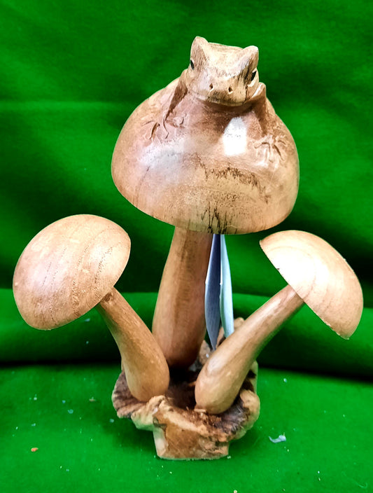 3 mushrooms with frog sculpture