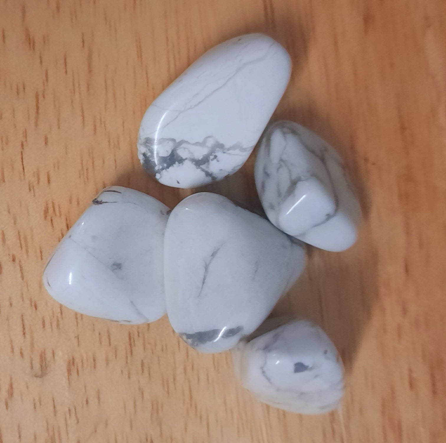 White howlite polished tumblestones crystals