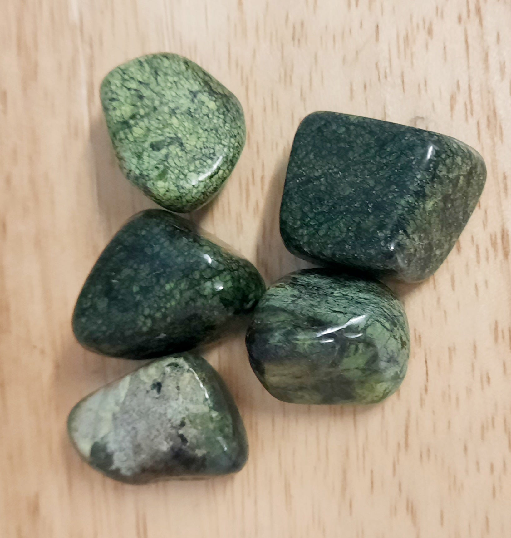 Serpentine polished tumblestones