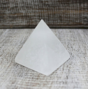 Selenite pyramid (5cm)